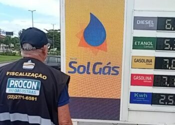 Procon de Rio das Ostras fiscaliza postos após aumento nos combustíveis.