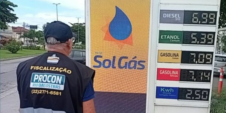 Procon de Rio das Ostras fiscaliza postos após aumento nos combustíveis.