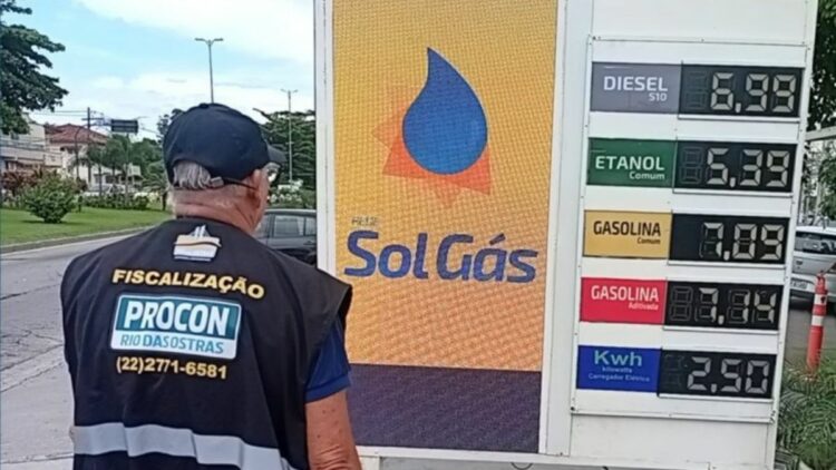 Procon de Rio das Ostras fiscaliza postos após aumento nos combustíveis.