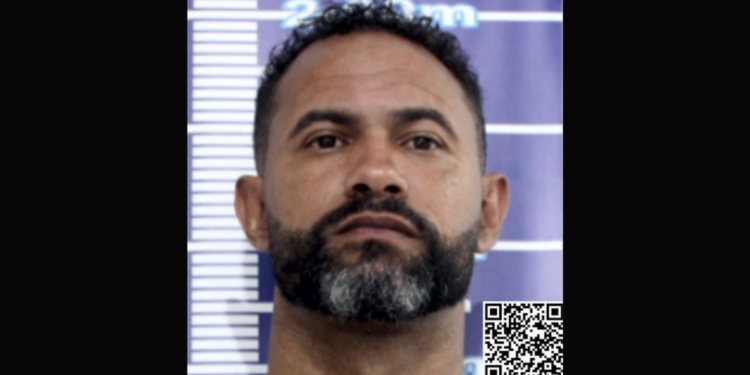 Mandado de prisão é expedido contra o ex-goleiro Bruno após viagem sem autorização judicial.