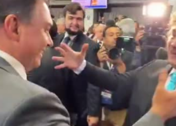 Flávio Bolsonaro encontra Javier Milei e agradece asilo a brasileiro condenado pelos atos de 8 de janeiro