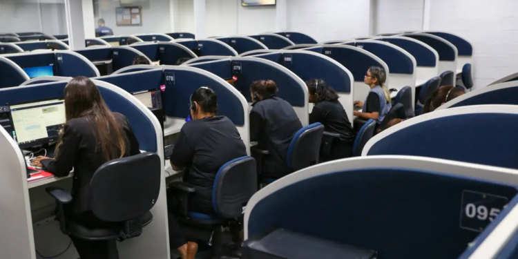 O serviço Ligue 180 disponibiliza cartilha digital com informações sobre violência doméstica, tráfico de pessoas e trabalho escravo, reforçando denúncias e proteção de vítimas
