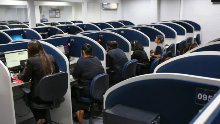 O serviço Ligue 180 disponibiliza cartilha digital com informações sobre violência doméstica, tráfico de pessoas e trabalho escravo, reforçando denúncias e proteção de vítimas