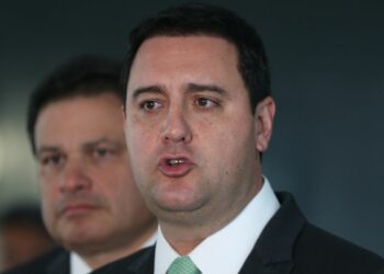 Ratinho Júnior decide permanecer no cargo e deixa disputa ao Planalto.