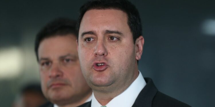 Ratinho Júnior decide permanecer no cargo e deixa disputa ao Planalto.