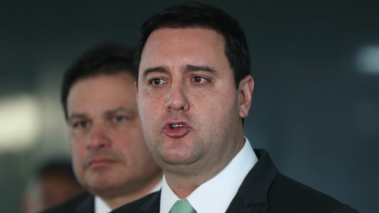 Ratinho Júnior decide permanecer no cargo e deixa disputa ao Planalto.