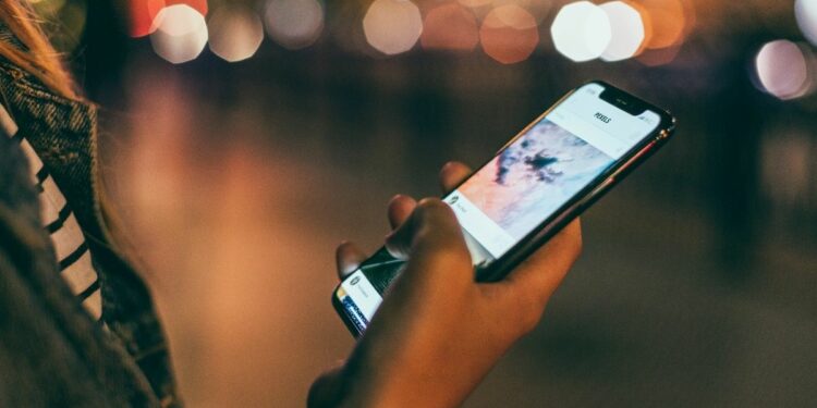 Instagram e YouTube são responsabilizados por danos ligados ao vício digital.