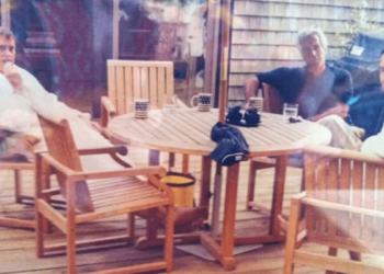 Foto inédita de Epstein com príncipe Andrew surge em documentos dos EUA