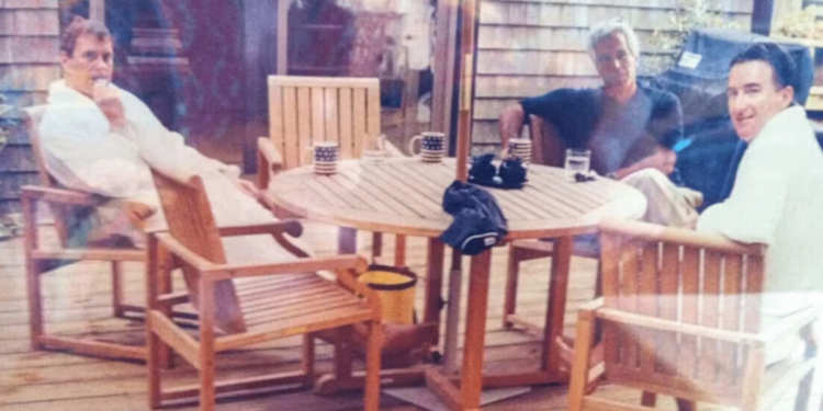 Foto inédita de Epstein com príncipe Andrew surge em documentos dos EUA