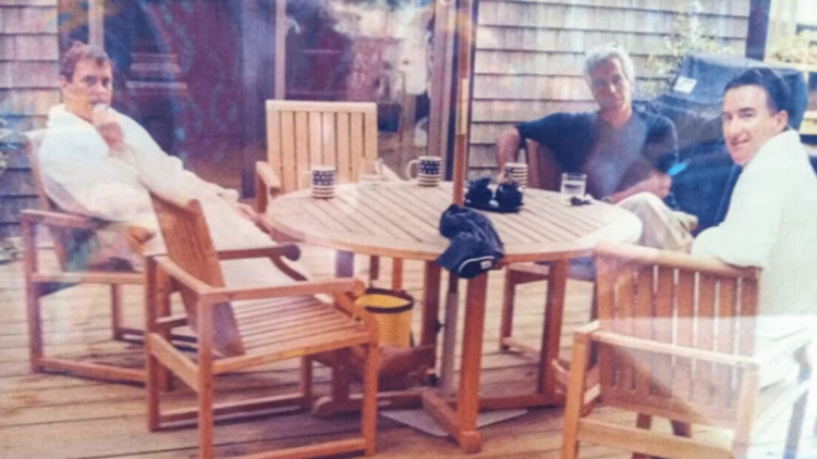 Foto inédita de Epstein com príncipe Andrew surge em documentos dos EUA