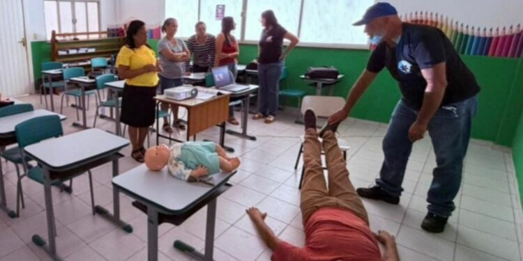 Carapebus capacita profissionais da educação em primeiros socorros nas escolas.