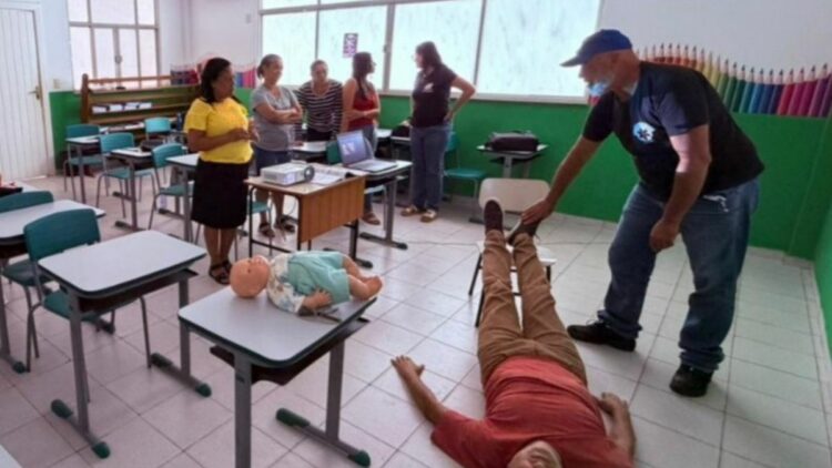 Carapebus capacita profissionais da educação em primeiros socorros nas escolas.