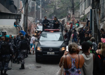 O projeto De Olho na Maré registrou 231 operações policiais em 15 favelas entre 2016 e 2025, com 160 mortes, alto uso de armamento pesado e impacto direto em escolas e unidades de saúde.