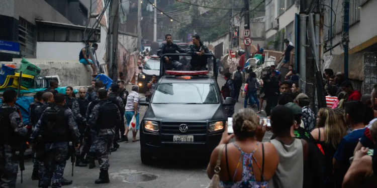 O projeto De Olho na Maré registrou 231 operações policiais em 15 favelas entre 2016 e 2025, com 160 mortes, alto uso de armamento pesado e impacto direto em escolas e unidades de saúde.