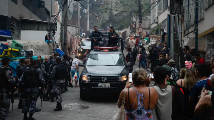 O projeto De Olho na Maré registrou 231 operações policiais em 15 favelas entre 2016 e 2025, com 160 mortes, alto uso de armamento pesado e impacto direto em escolas e unidades de saúde.