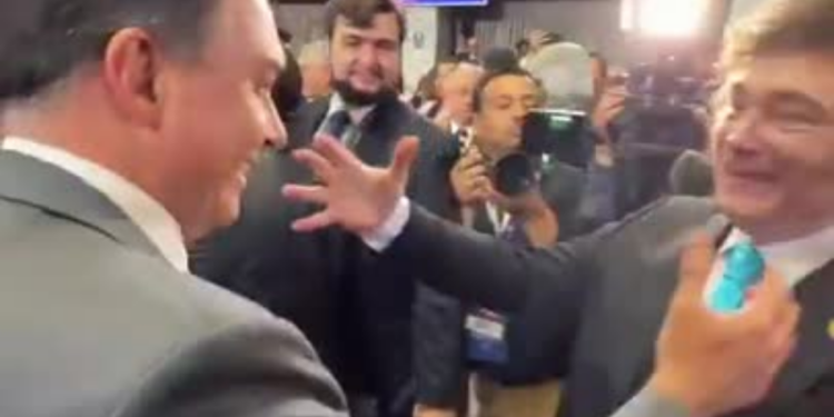Flávio Bolsonaro encontra Javier Milei e agradece asilo a brasileiro condenado pelos atos de 8 de janeiro