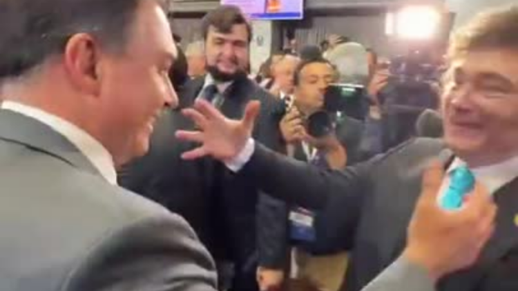 Flávio Bolsonaro encontra Javier Milei e agradece asilo a brasileiro condenado pelos atos de 8 de janeiro