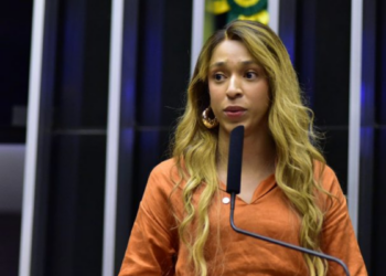 Erika Hilton solicita novo passaporte diplomático após visto dos EUA registrar gênero incorretamente. Parlamentar busca corrigir constrangimento sem alterar passaporte brasileiro.