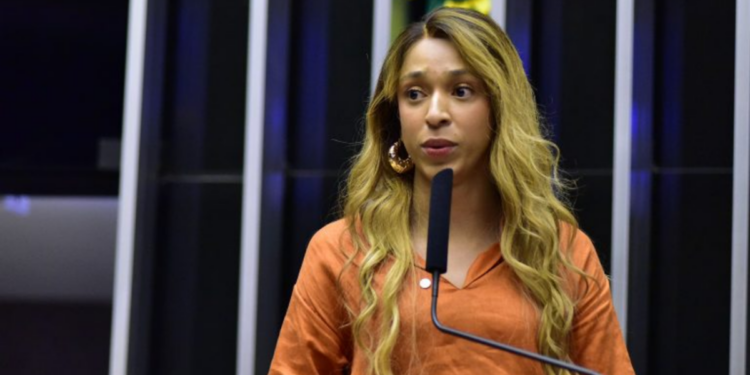 Erika Hilton solicita novo passaporte diplomático após visto dos EUA registrar gênero incorretamente. Parlamentar busca corrigir constrangimento sem alterar passaporte brasileiro.