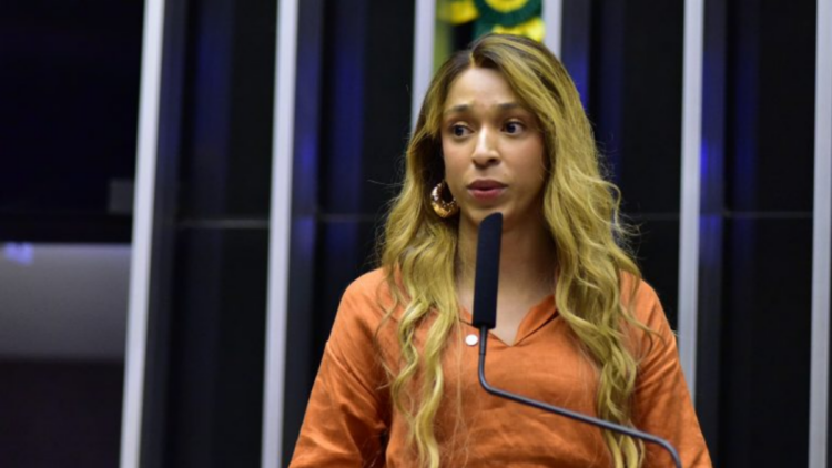 Erika Hilton solicita novo passaporte diplomático após visto dos EUA registrar gênero incorretamente. Parlamentar busca corrigir constrangimento sem alterar passaporte brasileiro.