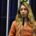 Erika Hilton solicita novo passaporte diplomático após visto dos EUA registrar gênero incorretamente. Parlamentar busca corrigir constrangimento sem alterar passaporte brasileiro.