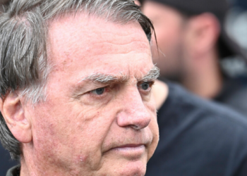 Jair Bolsonaro segue internado na UTI do DF Star, em Brasília, com pneumonia bacteriana bilateral causada por broncoaspiração. Equipe médica mantém cuidados intensivos e acompanhamento contínuo.