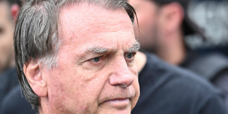 Jair Bolsonaro segue internado na UTI do DF Star, em Brasília, com pneumonia bacteriana bilateral causada por broncoaspiração. Equipe médica mantém cuidados intensivos e acompanhamento contínuo.