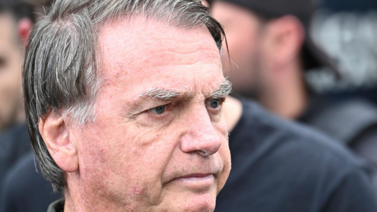 Jair Bolsonaro segue internado na UTI do DF Star, em Brasília, com pneumonia bacteriana bilateral causada por broncoaspiração. Equipe médica mantém cuidados intensivos e acompanhamento contínuo.