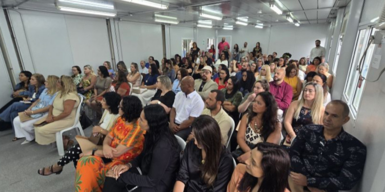 A rede municipal de ensino de Rio das Ostras inicia programa de Gestão Escolar para capacitar diretores em liderança, planejamento estratégico, gestão financeira e inclusão, com foco na melhoria da educação.