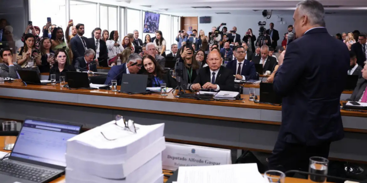 O relatório final da CPMI do INSS indica 216 pessoas por suposto esquema de descontos indevidos nos benefícios de aposentados e pensionistas. Entre os indiciados estão empresários, ex-ministros, ex-dirigentes do INSS e parlamentares.