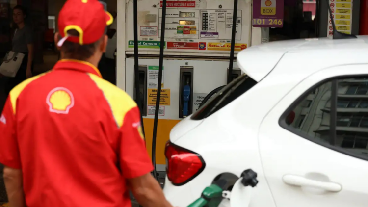Levantamento do Ibeps aponta aumento de até 70% na margem do diesel S-500 e 30% na gasolina desde o início da guerra entre Estados Unidos e Israel, refletindo impactos do mercado internacional sobre os preços de combustíveis no Brasil.