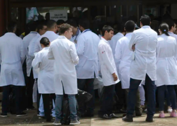 O concurso HU Brasil terá prova objetiva neste domingo (29) para 96 especialidades médicas. Candidatos devem chegar com antecedência e portar documento de identidade, cartão de convocação e caneta.