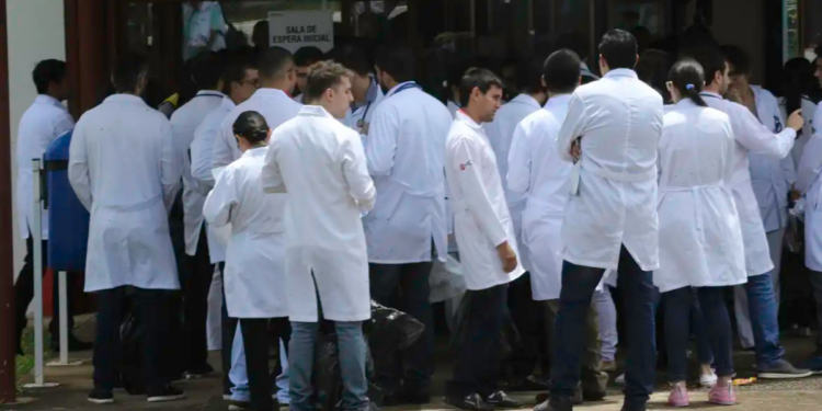 O concurso HU Brasil terá prova objetiva neste domingo (29) para 96 especialidades médicas. Candidatos devem chegar com antecedência e portar documento de identidade, cartão de convocação e caneta.