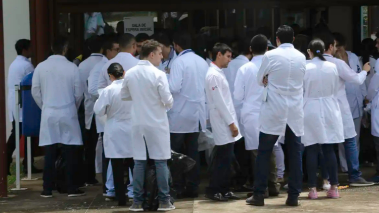 O concurso HU Brasil terá prova objetiva neste domingo (29) para 96 especialidades médicas. Candidatos devem chegar com antecedência e portar documento de identidade, cartão de convocação e caneta.