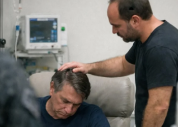 Carlos Bolsonaro relata visita ao pai, Jair Bolsonaro, internado na UTI com pneumonia. Ex-presidente apresenta melhora clínica, mas segue sem previsão de alta.