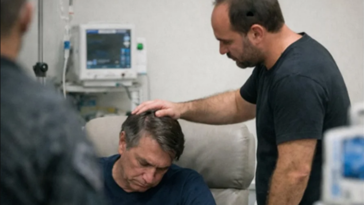 Carlos Bolsonaro relata visita ao pai, Jair Bolsonaro, internado na UTI com pneumonia. Ex-presidente apresenta melhora clínica, mas segue sem previsão de alta.