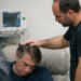 Carlos Bolsonaro relata visita ao pai, Jair Bolsonaro, internado na UTI com pneumonia. Ex-presidente apresenta melhora clínica, mas segue sem previsão de alta.