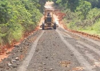 Cabo Frio realiza manutenção na Estrada da Agrisa para melhorar o tráfego na zona rural.