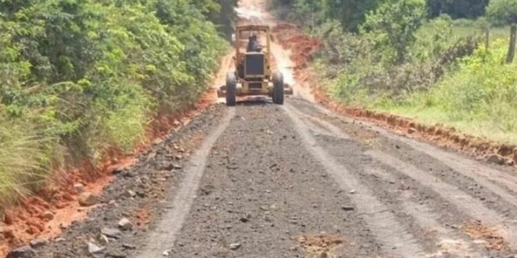 Cabo Frio realiza manutenção na Estrada da Agrisa para melhorar o tráfego na zona rural.