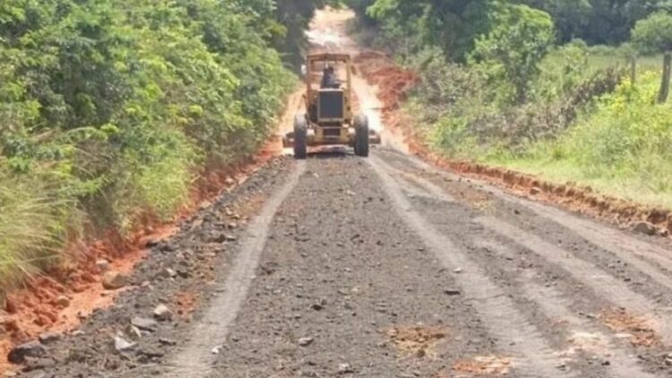 Cabo Frio realiza manutenção na Estrada da Agrisa para melhorar o tráfego na zona rural.