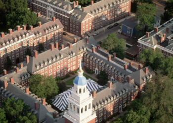 Departamento de Justiça dos EUA processa Harvard por suposta negligência em casos de antissemitismo e cobra indenização bilionária; universidade nega acusações.