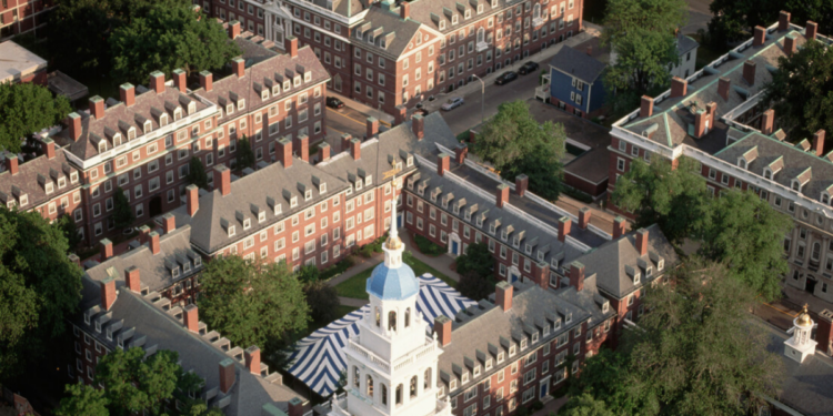 Departamento de Justiça dos EUA processa Harvard por suposta negligência em casos de antissemitismo e cobra indenização bilionária; universidade nega acusações.