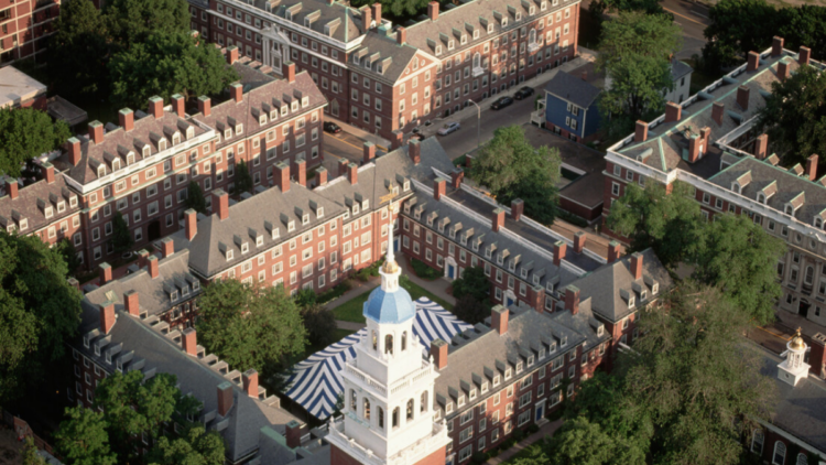 Departamento de Justiça dos EUA processa Harvard por suposta negligência em casos de antissemitismo e cobra indenização bilionária; universidade nega acusações.