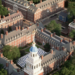 Departamento de Justiça dos EUA processa Harvard por suposta negligência em casos de antissemitismo e cobra indenização bilionária; universidade nega acusações.