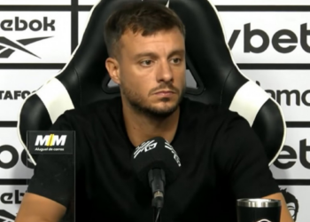 Botafogo demite Martín Anselmi e inicia reformulação no comando técnico após fase irregular.