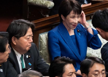 Japão entra para a história ao eleger sua primeira mulher como primeira-ministra em meio a desafios globais.