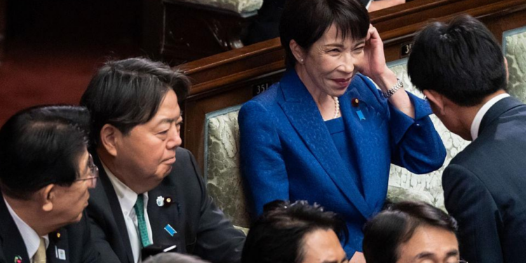 Japão entra para a história ao eleger sua primeira mulher como primeira-ministra em meio a desafios globais.