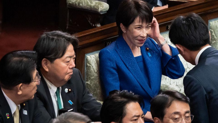 Japão entra para a história ao eleger sua primeira mulher como primeira-ministra em meio a desafios globais.