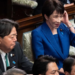 Japão entra para a história ao eleger sua primeira mulher como primeira-ministra em meio a desafios globais.