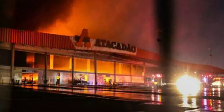Incêndio na Ceasa do Rio mobiliza bombeiros e levanta alerta